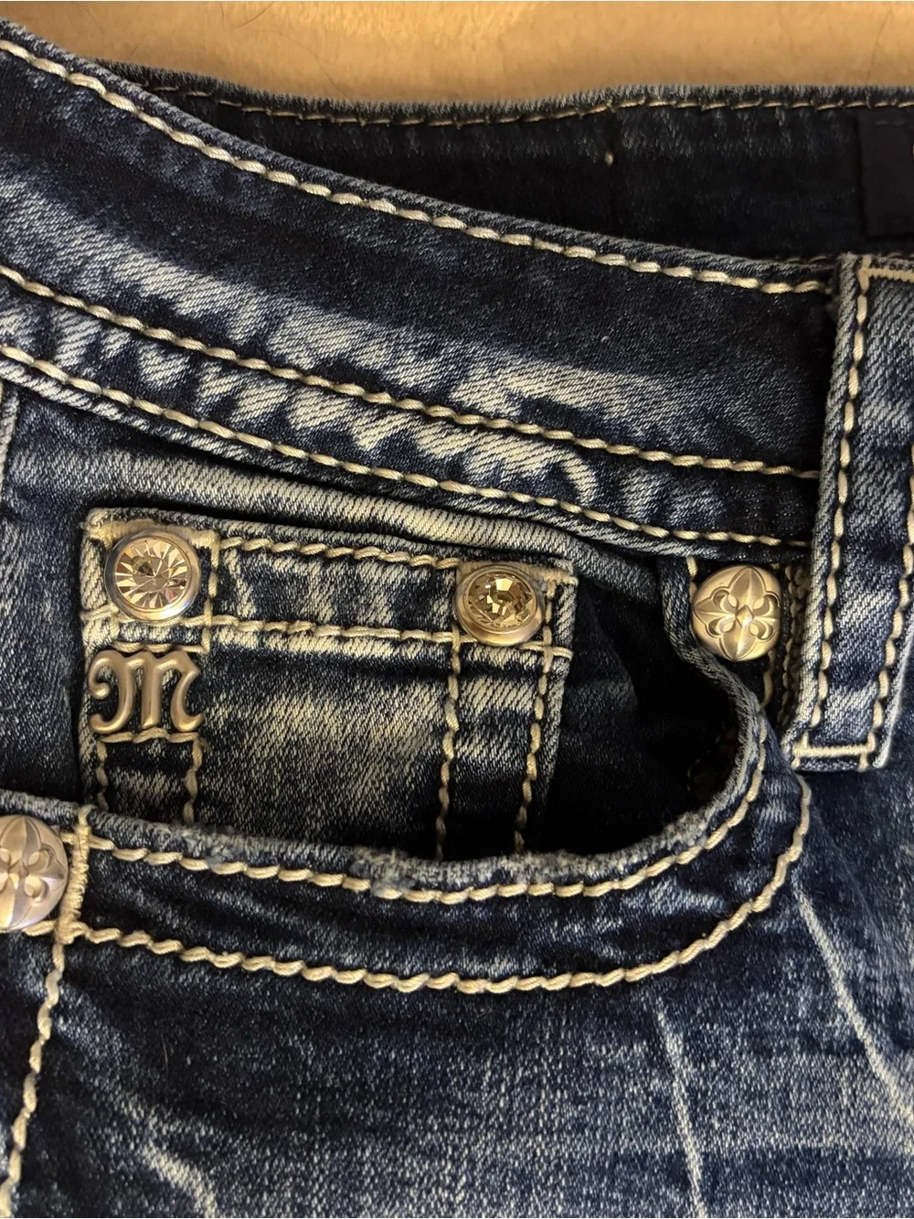 Miss Me Curvy Bootcut Jeans Longhorn Cow Skull & Feathers – Size 26